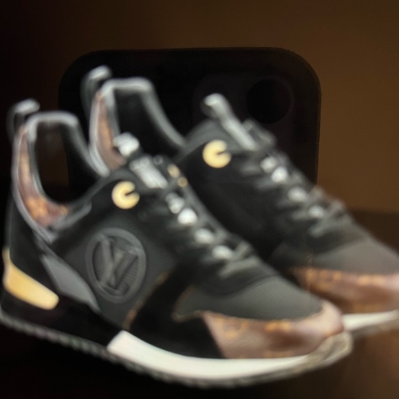 Authentic Louis Vuitton Woman’s Size 38 Black Run very beautiful is like new. - Picture 1 of 12